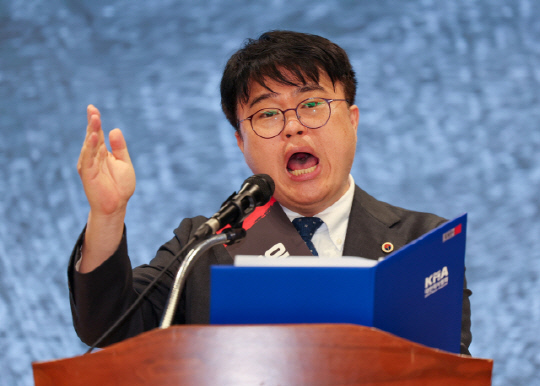 임현택 대한의사협회(이하 읩협) 회장이 지난 9일 오후 서울 용산구 대한의사협회에서 열린 전국의사대표자대회에서 투쟁선포문을 읽고 있다. <연합뉴스>